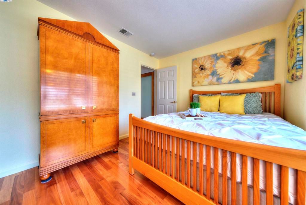 listing image 130726392185988593883