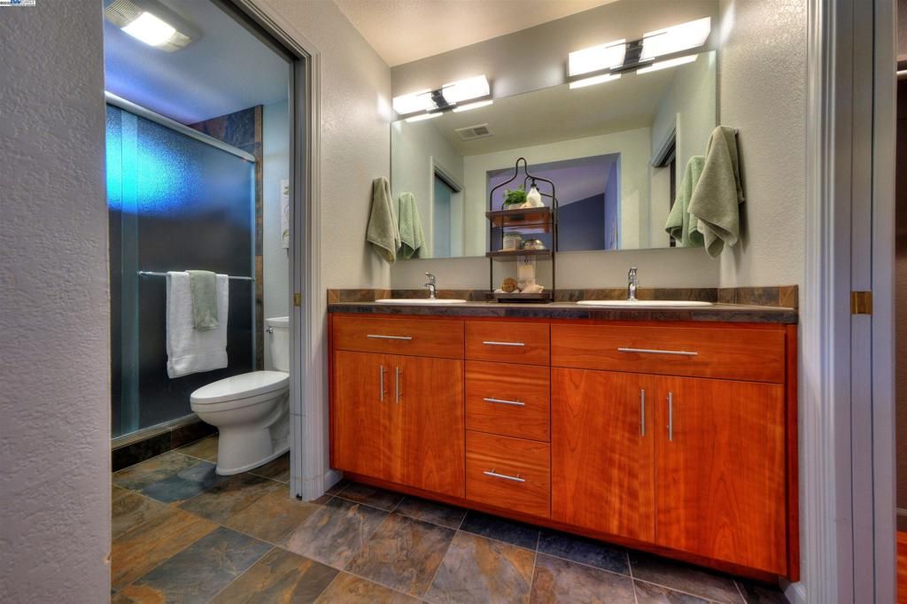 listing image 130729303501353582436
