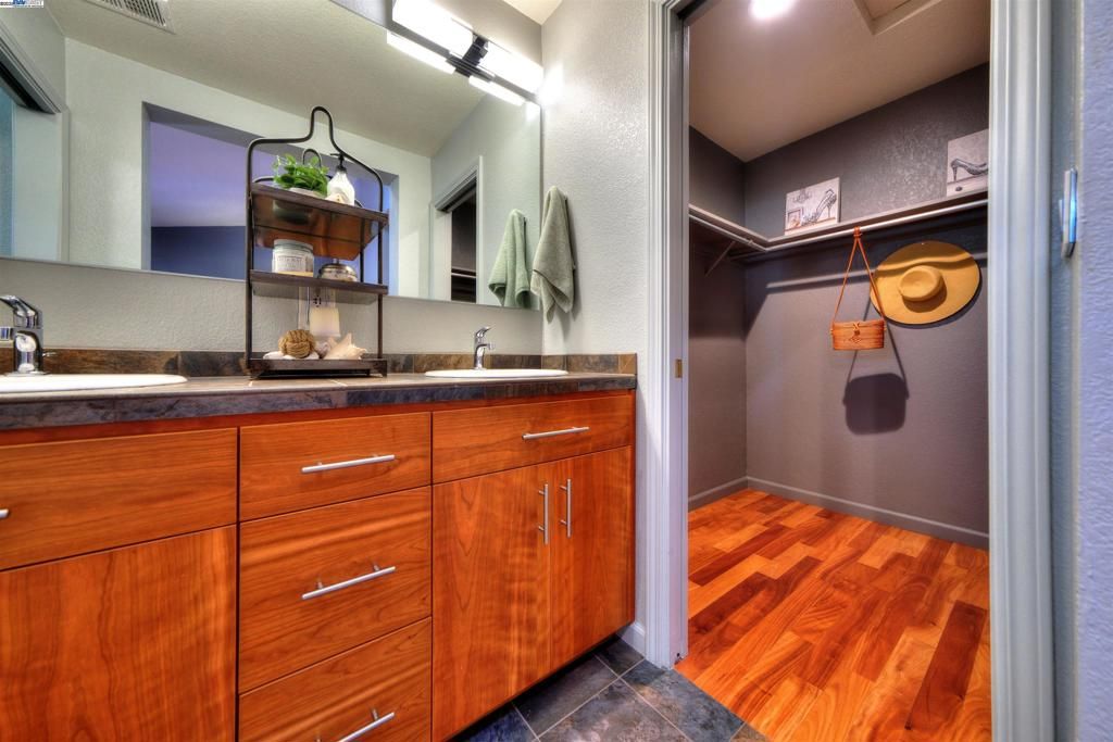 listing image 130726139587707143830