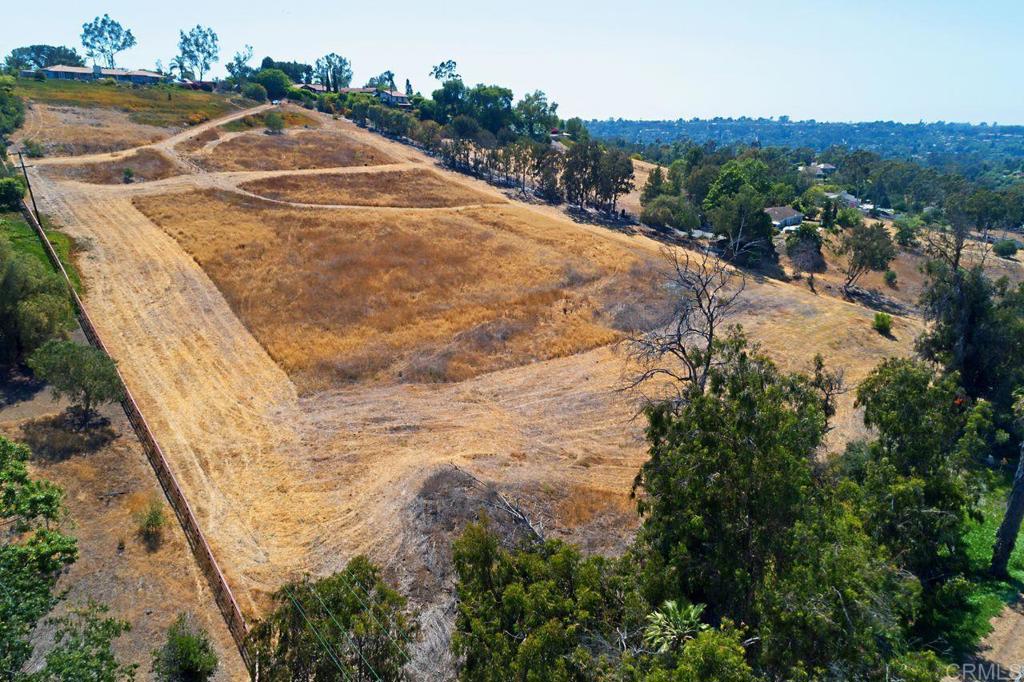 5.68 ACRES IN RSF COVENANT! Quiet and lovely NW Rancho Santa Fe Covenant estate site accessed through a private drive with panoramic views of beautiful estates and the hills beyond. Equestrian-friendly, adjacent to famous Rancho Santa Fe horse trails. Located about 3 miles from the historic village of Rancho Santa Fe, fine dining and award-winning R. Roger Rowe school. An easy commute to local beaches, Del Mar Fairgrounds and racetrack.