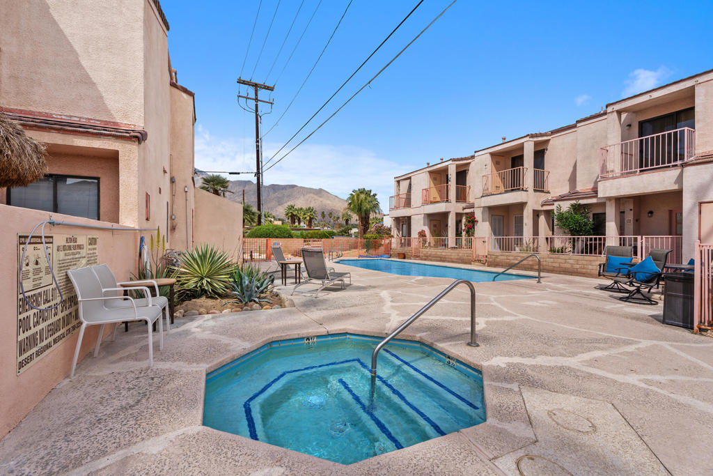 401 E Vista Chino 6
