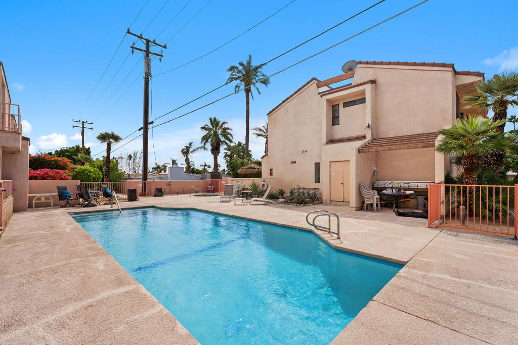 401 E Vista Chino 6