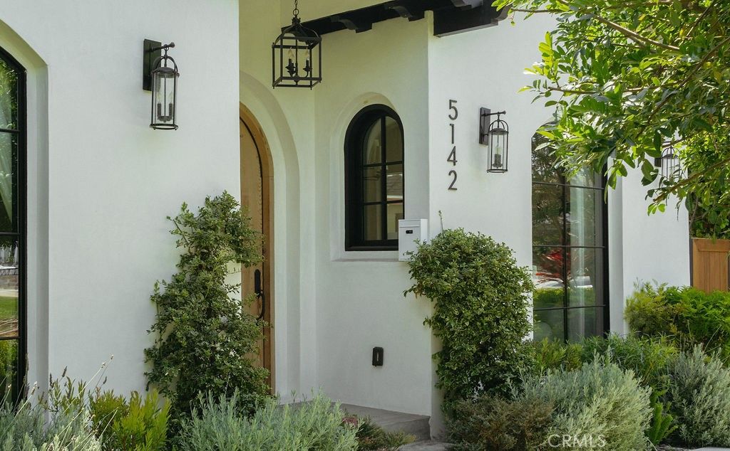 Photo of 5142 Brynhurst Avenue, Los Angeles, CA 90043 (MLS # AR25162552)