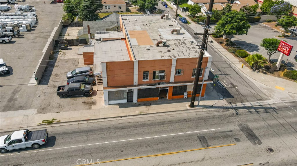 Excellent and rare investment opportunity in this mixed use property. The property has 7 units. 2 units are commercial and 5 units are being used as residential units . Centrally located in San Bernardino across from Family Dollar. Walking distance to stores, public transportation. Completely leased, needs TLC. Call listing agent for more info. Thank you