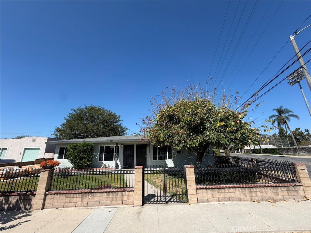 939 N Clementine