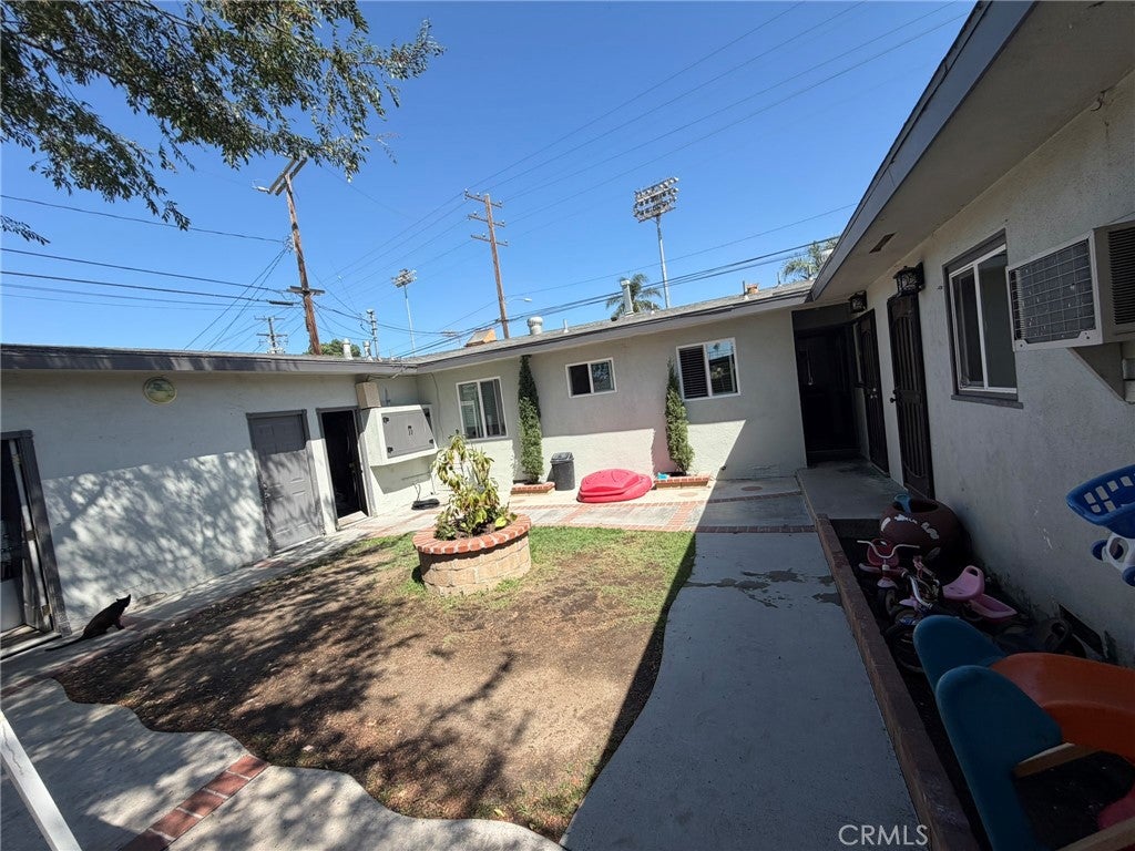 939 N Clementine