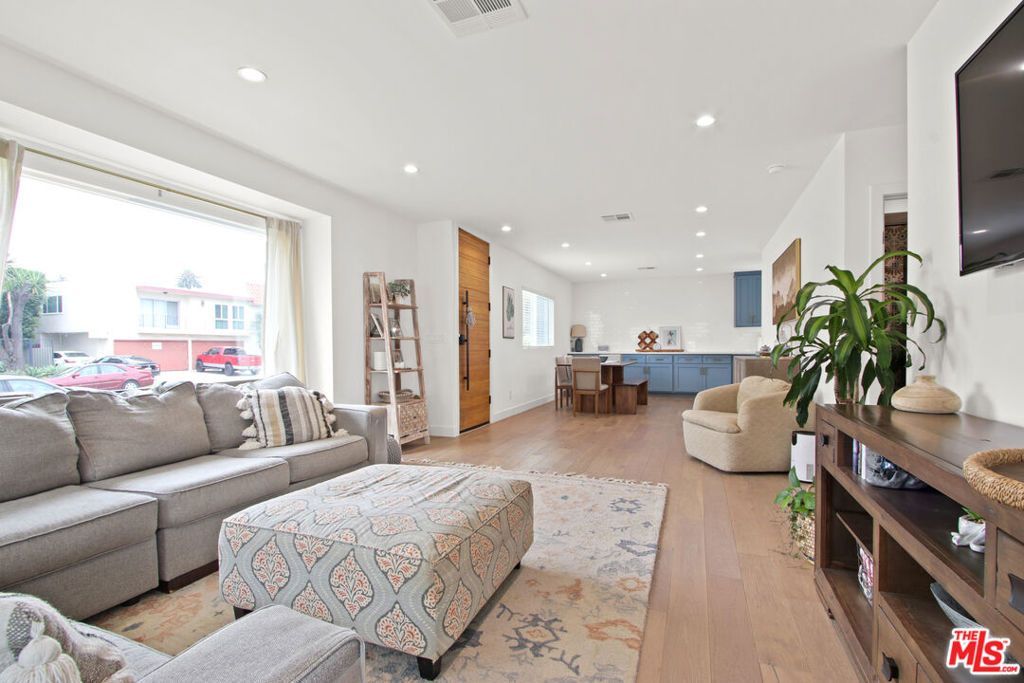 Photo of 4130 Mclaughlin Avenue, Culver City, CA 90066 (MLS # 25555733)