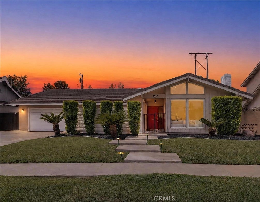 1517 E Riverview