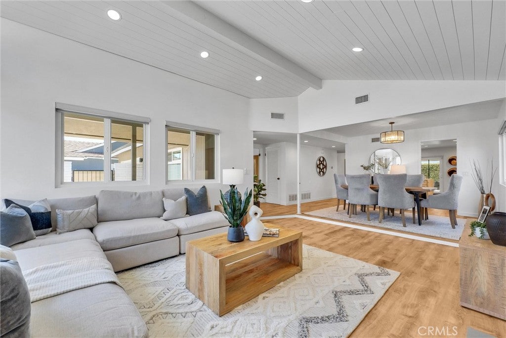 1517 E Riverview