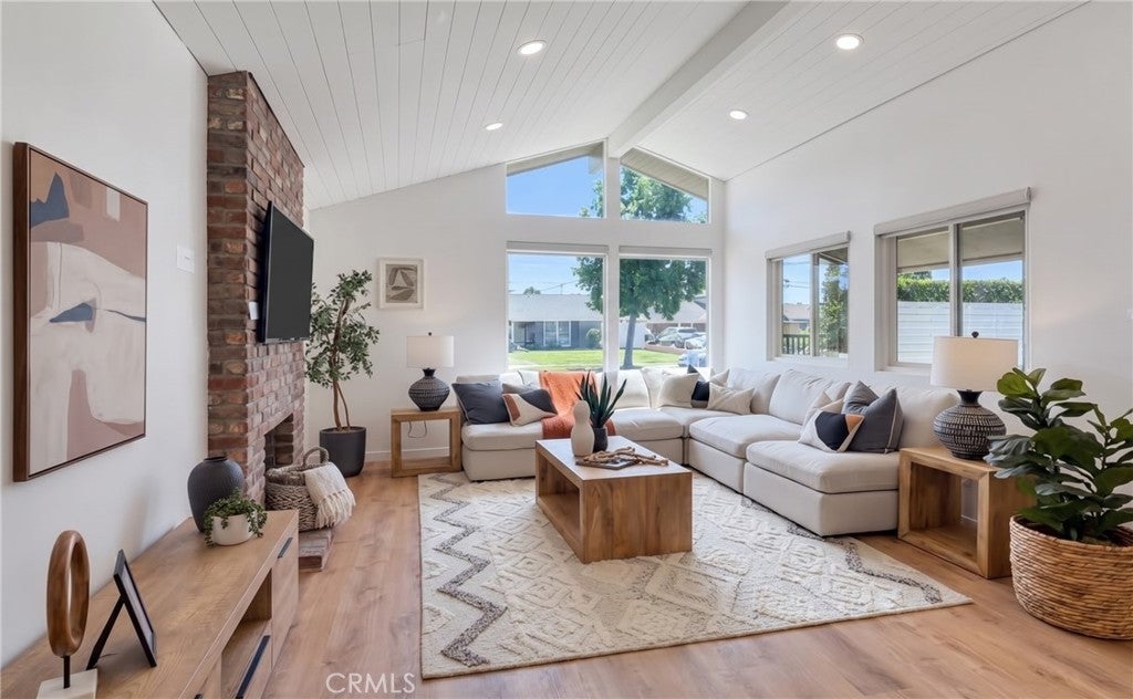 1517 E Riverview