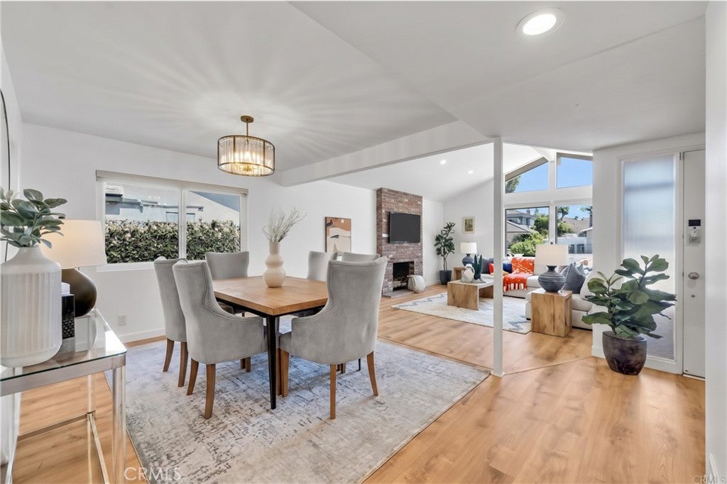 1517 E Riverview