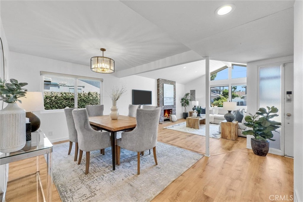 1517 E Riverview