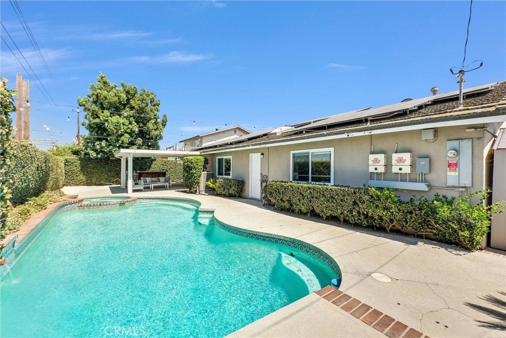 1517 E Riverview