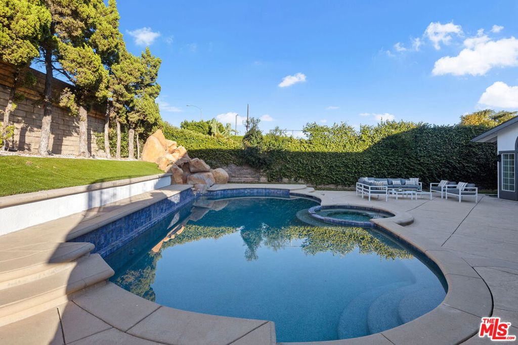 17011 Gledhill Street