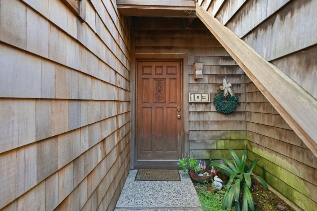 461 Dela Vina Avenue 103