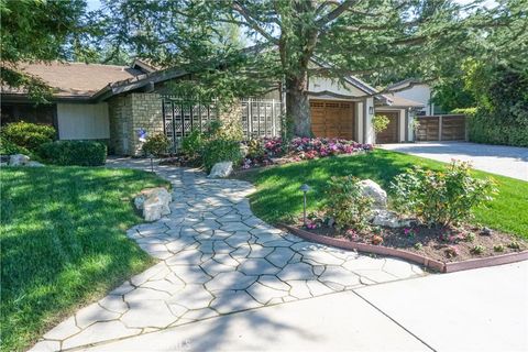 Photo of 9516 Capistrano Ave, Chatsworth, CA 91311 (MLS # SR26068693)