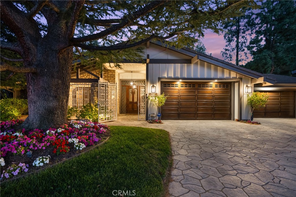 9516 Capistrano