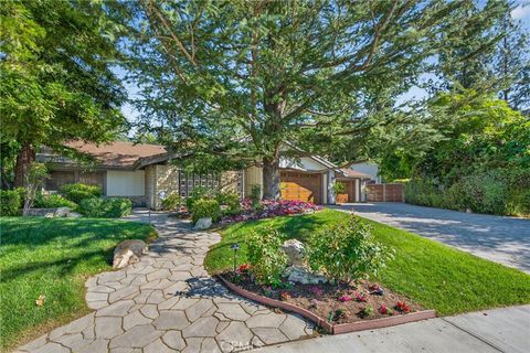 Photo of 9516 Capistrano Ave, Chatsworth, CA 91311 (MLS # SR26068693)