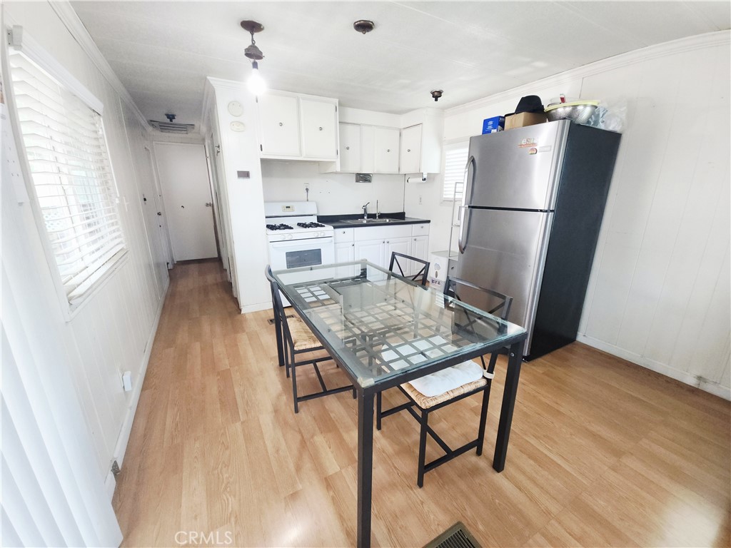 Charming 1-Bedroom, 1-Bathroom Home in Family-Friendly Park. Low space rent of $1090 in Torrance area.
Welcome to this cozy, well-maintained home situated in a family-friendly park. Featuring a spacious open floor plan, this home offers comfortable living. Enjoy the energy-efficient benefits of dual-pane windows throughout, keeping your space cool in the summer and warm in the winter.
Step outside to a large covered patio, perfect for relaxing or entertaining guests. For your convenience, the home features an outdoor laundry room equipped with a washer and dryer, both included with the sale. The driveway provides space for 2+ cars, ensuring ample parking for you and your guests.
Conveniently located with easy access to major freeways (110, 405, 91), this home offers both comfort and convenience, making it ideal for those on the go. There are several restaurants, shops, gym and a drive-through Starbucks close by.
Don’t miss your chance to own this gem in a family-friendly neighborhood!