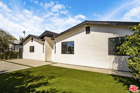 Photo of 23371 Friar Street, Woodland Hills, CA 91367 (MLS # 26105089)