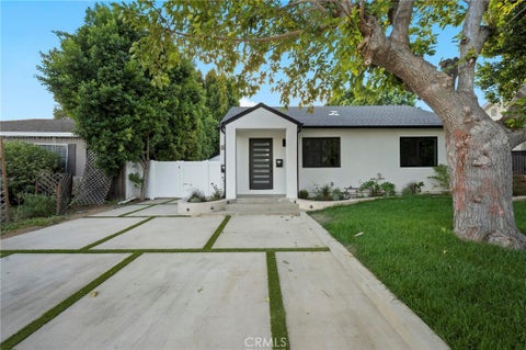 Photo of 5865 Tobias Avenue, Sherman Oaks, CA 91411 (MLS # SR26146402)