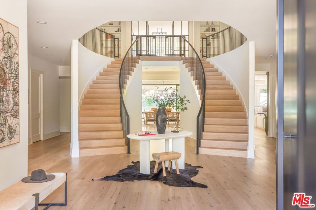 Photo of 4322 Hayvenhurst Avenue, Encino, CA 91436 (MLS # 25585939)