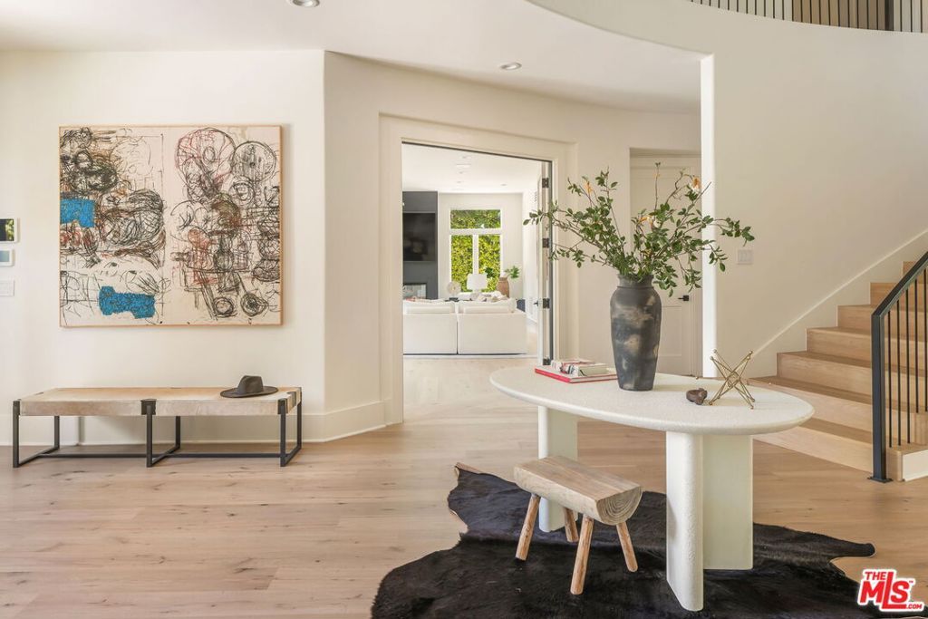 Photo of 4322 Hayvenhurst Avenue, Encino, CA 91436 (MLS # 25585939)