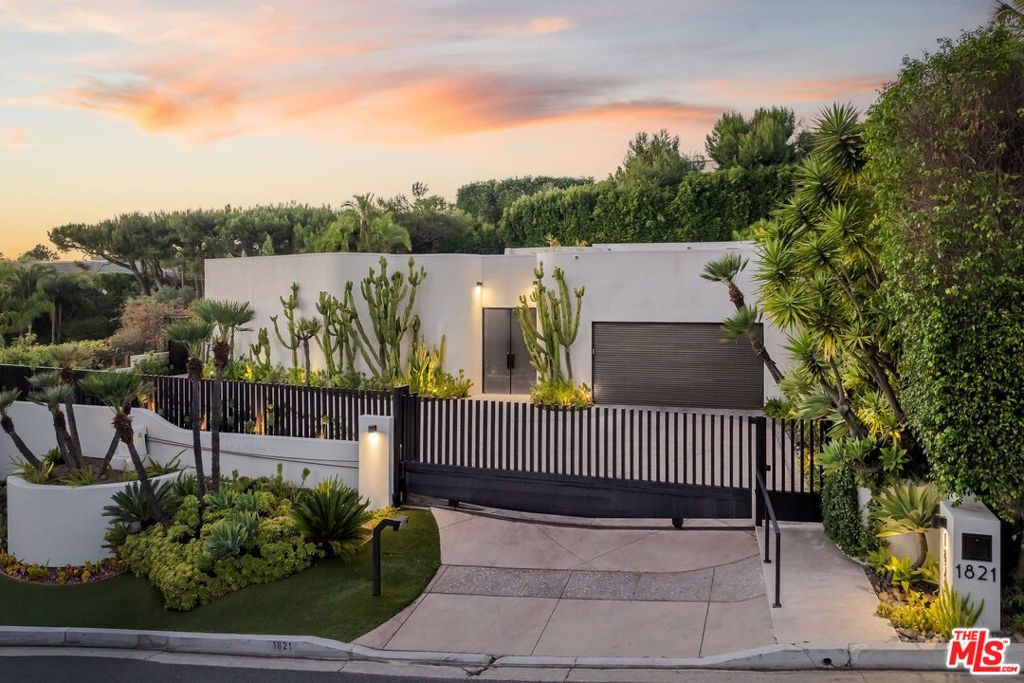 Photo of 1821 Loma Vista Drive, Beverly Hills, CA 90210 (MLS # 25614345)