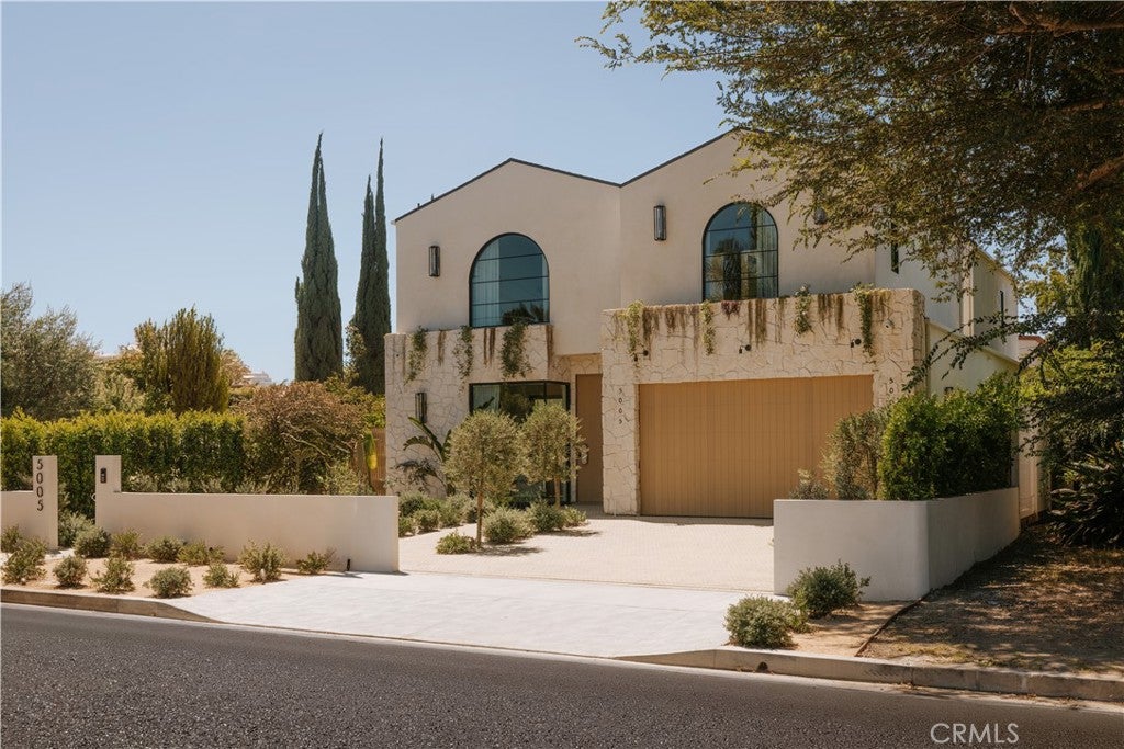 Photo of 5005 Rubio Avenue, Encino, CA 91436 (MLS # SR26151811)