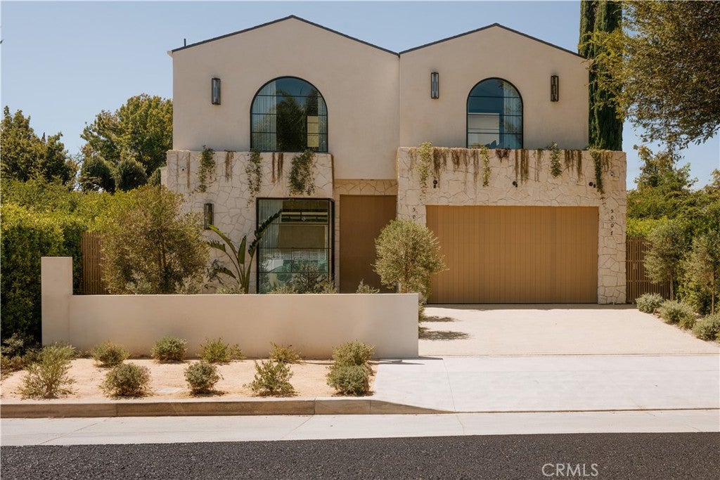 Photo of 5005 Rubio Avenue, Encino, CA 91436 (MLS # SR26151811)