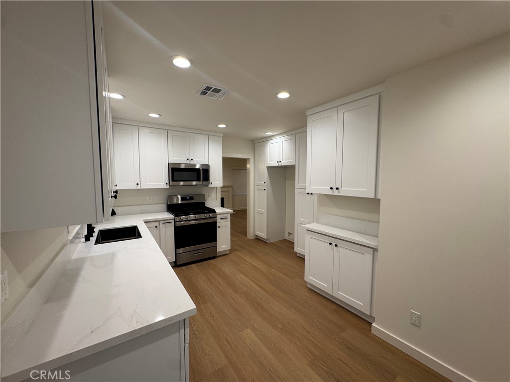 Properties 4 15234 Kingsbury Street