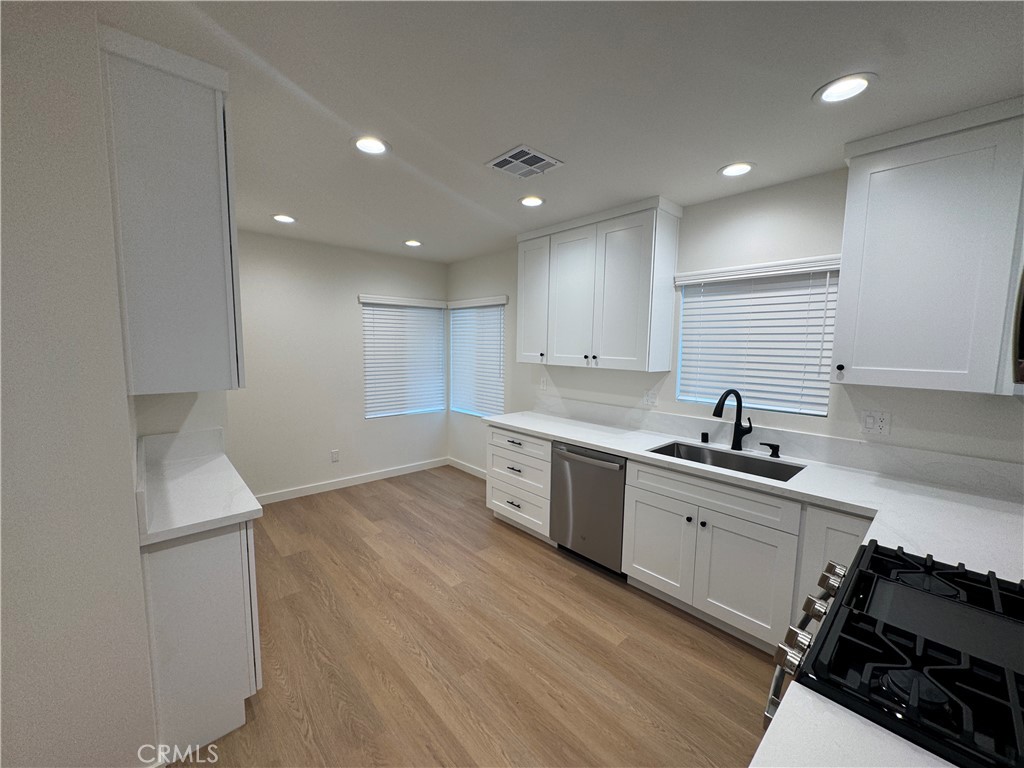 Properties 3 15234 Kingsbury Street
