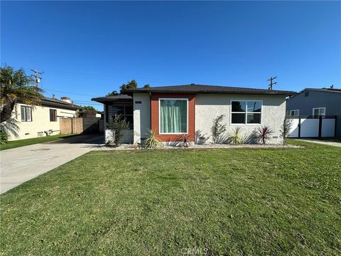 Photo of 5837 E Gossamer Street, Long Beach, CA 90808 (MLS # DW26005384)