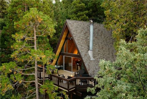 Photo of 842 Nadelhorn Drive, Lake Arrowhead, CA 92352 (MLS # IG25178036)