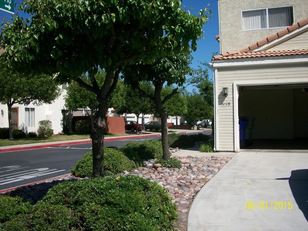 Beautiful 31 Home Development central to shopping, recreation, public services & Schools. Plenty of parking for the extra cars and guest. Driveway allows for 2 cars as well as the garage also. Master Bedroom is oversized with lots of closet space. 2nd & 3rd bedrooms are spacious. Kitchen features Crafted Oak Cabinets, tile counters, and dining area. Spacious living room with wood burning fireplace. Homes in development recently upgraded & painted by HOA. Neighborhoods: Oak Creek Meadows Equipment: Range/Oven Other Fees: 0 Sewer: Sewer Connected Topography: LL