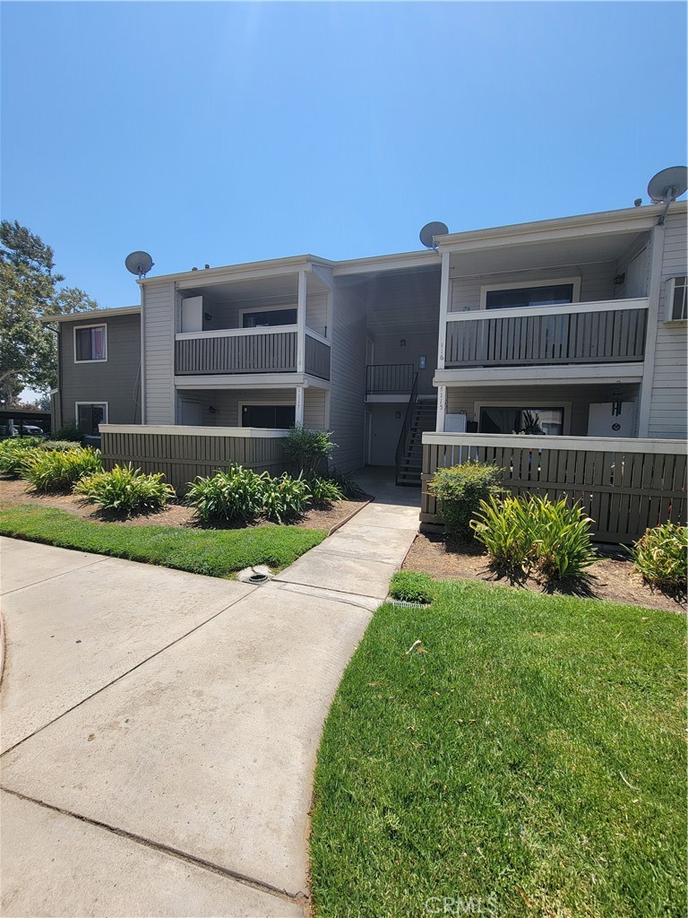 3 Bedroom x 2 bath x 2 car parking x a nice yard x all bedroom on downstairs (one level) *****clean carpet, It is a very well maintained complex. Lovely outdoors with a gated pool,Jacuzzi and a playground. there is also a tennis court.******** If you see it , you will love it. *******************