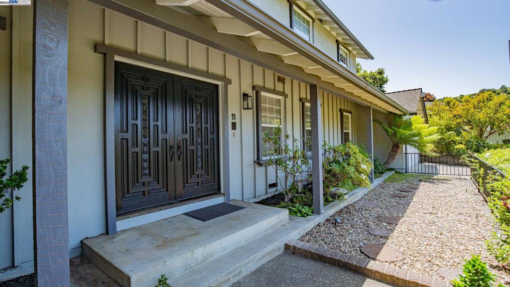 11 Oak Tree Court Ct