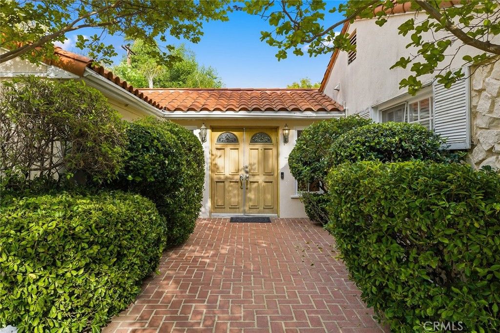 Photo of 5220 Collier Place, Woodland Hills, CA 91364 (MLS # SR26067782)