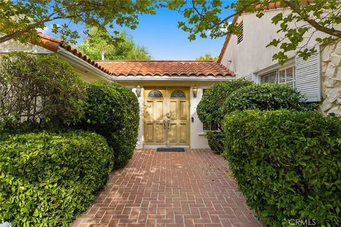 Photo of 5220 Collier Place, Woodland Hills, CA 91364 (MLS # SR26067782)