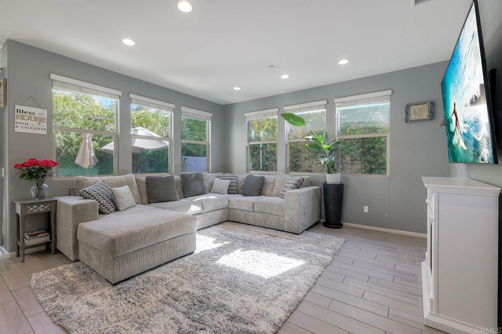 662 Gemstone Dr