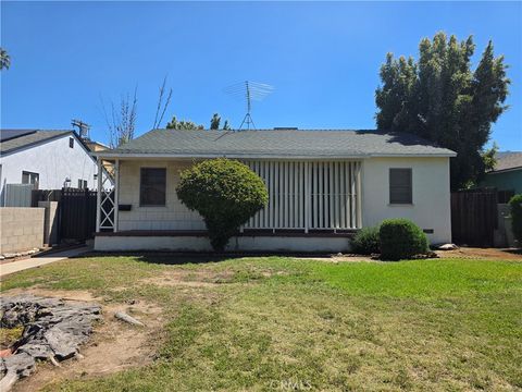 Photo of 7446 Dempsey Ave, Lake Balboa, CA 91406 (MLS # SR26079574)