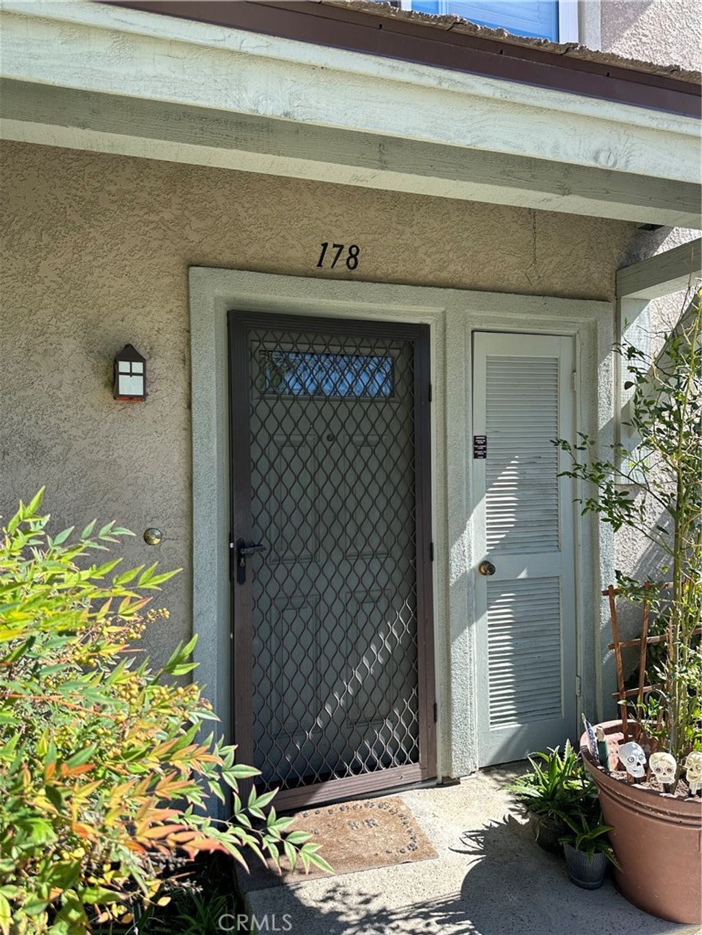 Photo of 7050 Shoup Ave, Canoga Park, CA 91303 (MLS # SR25240334)
