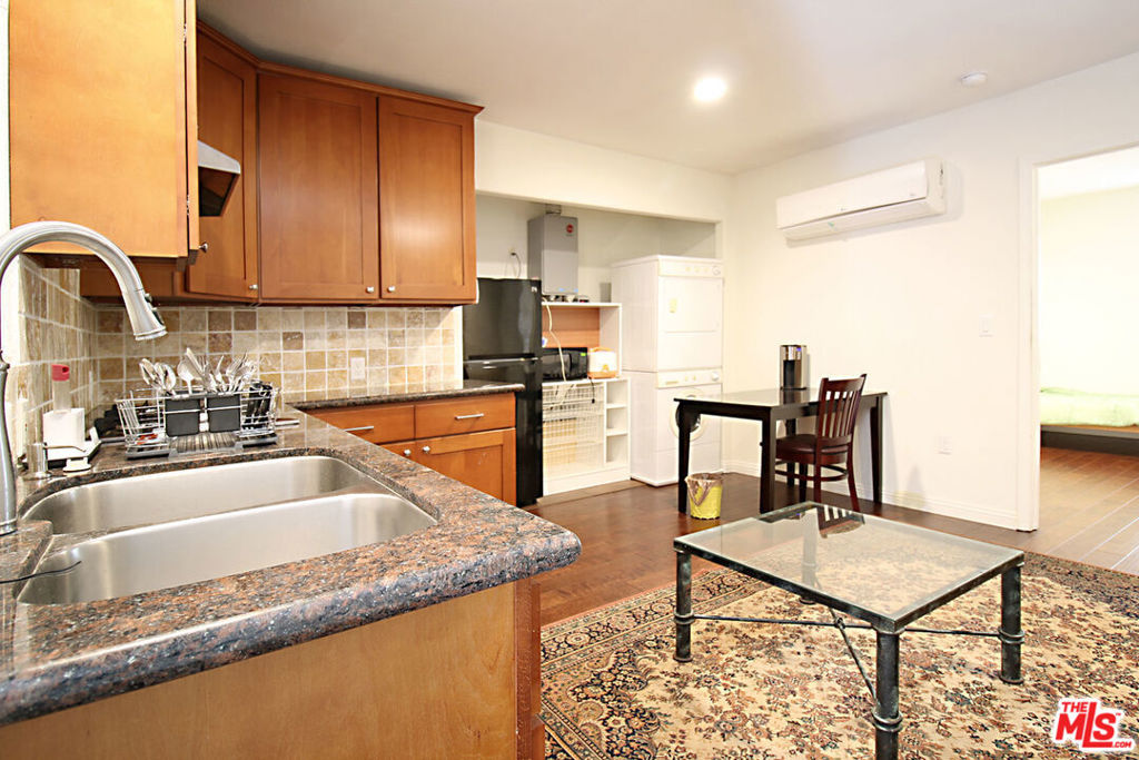 Welcome to this bright and cozy 1-bedroom, 1-bathroom, 1 covered parking unit located in a prime Los Angeles neighborhood! With approximately 550 sq ft of comfortable living space, this well-maintained unit features a functional layout, plenty of natural light, and a peaceful atmosphere. Situated near Larchmont Village, Koreatown, and Hollywood, you'll have quick access to top restaurants, shops, and entertainment. Ideal for those seeking a convenient and stylish urban lifestyle. Don't miss this great leasing opportunity in the heart of LA!