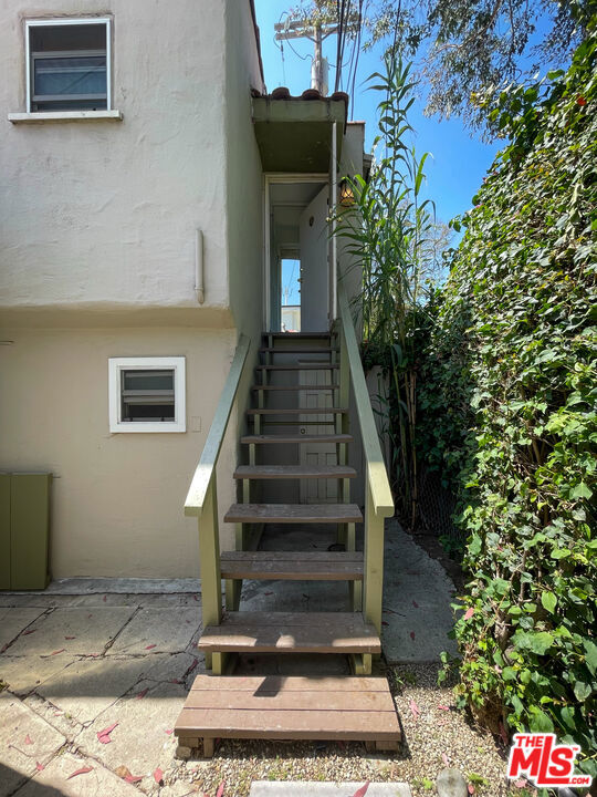 Charming Studio Apartment in the Heart of West Hollywood 843 3/4 Huntley Dr. Welcome to this bright and cozy upstairs studio, ideally located in one of West Hollywood's most sought-after neighborhoods. With approximately 500 square feet living space, this unit is perfect for one person or a couple seeking comfort, convenience, and classic West Hollywood charm. Upstairs unit with great natural light. Parking available with city permit. No laundry on site. Ideal for one occupant. Enjoy the unbeatable walkability to West Hollywood's top attractions Melrose Avenue, Santa Monica Blvd, trendy cafes, restaurants, shops, and nightlife are all just steps away. This is the perfect home base for anyone who loves the vibrant, energetic lifestyle that WeHo has to offer.