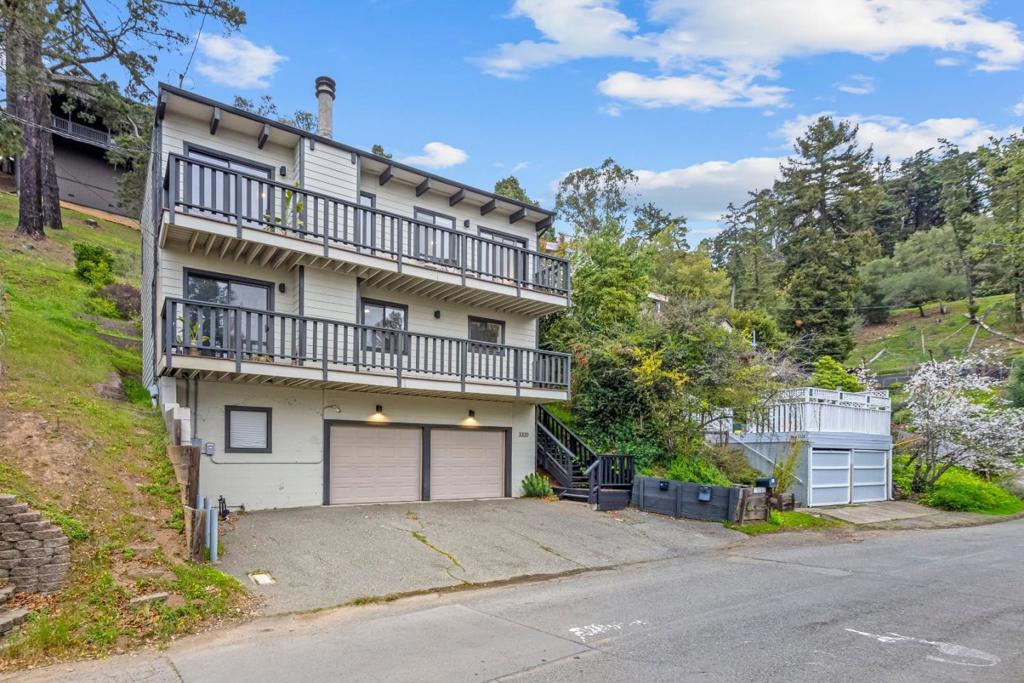 3320 Robinson Drive