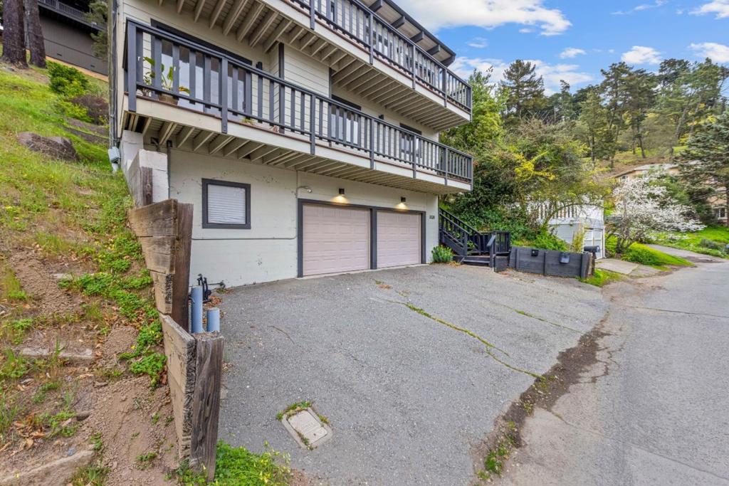 3320 Robinson Drive