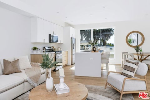 Photo of 511 N Flores Street #5, Los Angeles, CA 90048 (MLS # 26104938)