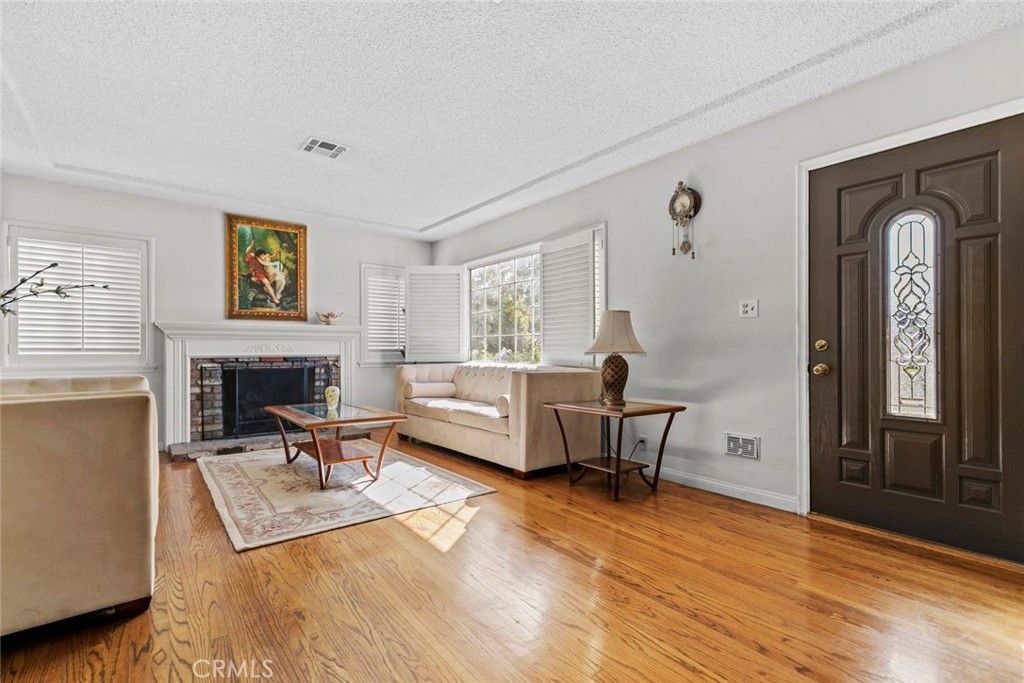 Photo of 516 N Brighton St, Burbank, CA 91506 (MLS # SR25252570)