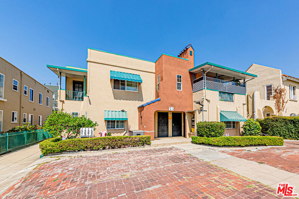 Amazing opportunity to owner user. Well maintained complex a perfect location.4 specious units with functional floor plans.The units have been tastefully remodeled hardwood floor (one unit is carpet),bathrooms,A/C unit, roofing, etc. On site laundry, automatic gate total of 13 parking spaces. For any inquires,please call or text to listing agent. Don't miss this opportunity!! Please do not disturb tenant.!!