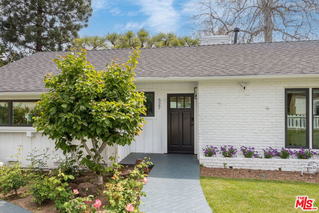 Photo of 527 S Bentley Avenue, Los Angeles, CA 90049 (MLS # 25593227)